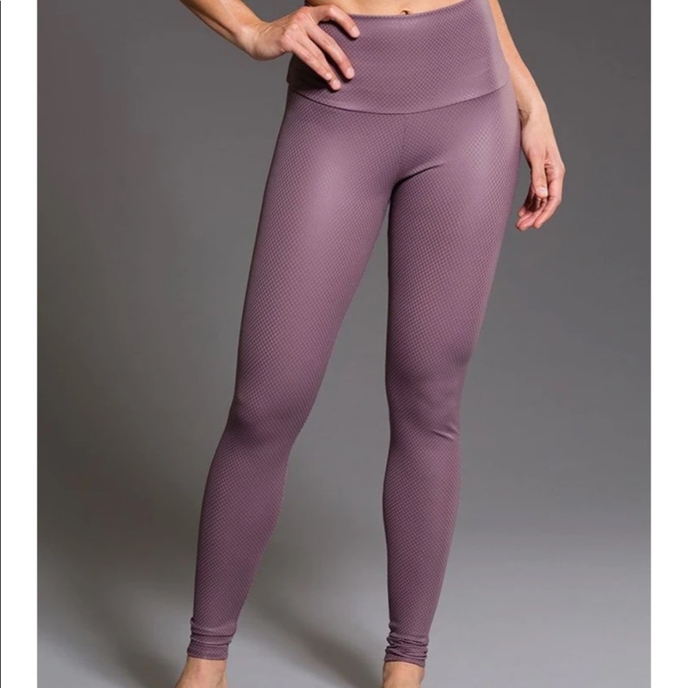 Onzie M/L  hot yoga high rise legging purple